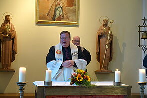 Pfarrer Andreas Lackermeier bei seiner Rede