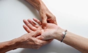 Berühren - Stärken - Mobilisieren - Kognition trainieren- Handmassage!