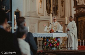 Auf dem Weg zur Eucharistischen Mahlgemeinschaft: Theologische Entwicklungen und Hindernisse