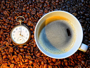 Kaffeezeit c Friedbert_Simon Kaffeetasse mit Uhr
