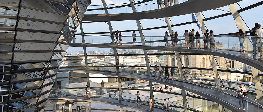 Kuppel vom Bundestag mit vielen Menschn