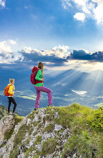 Zwei Bergsteiger auf einem Berggrad