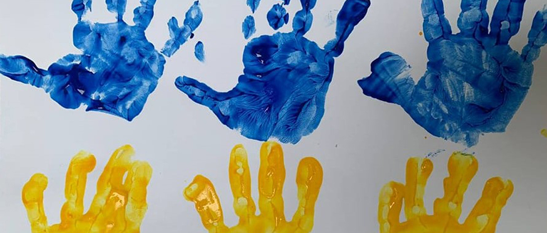 Händeabdruecke in gelb und blau