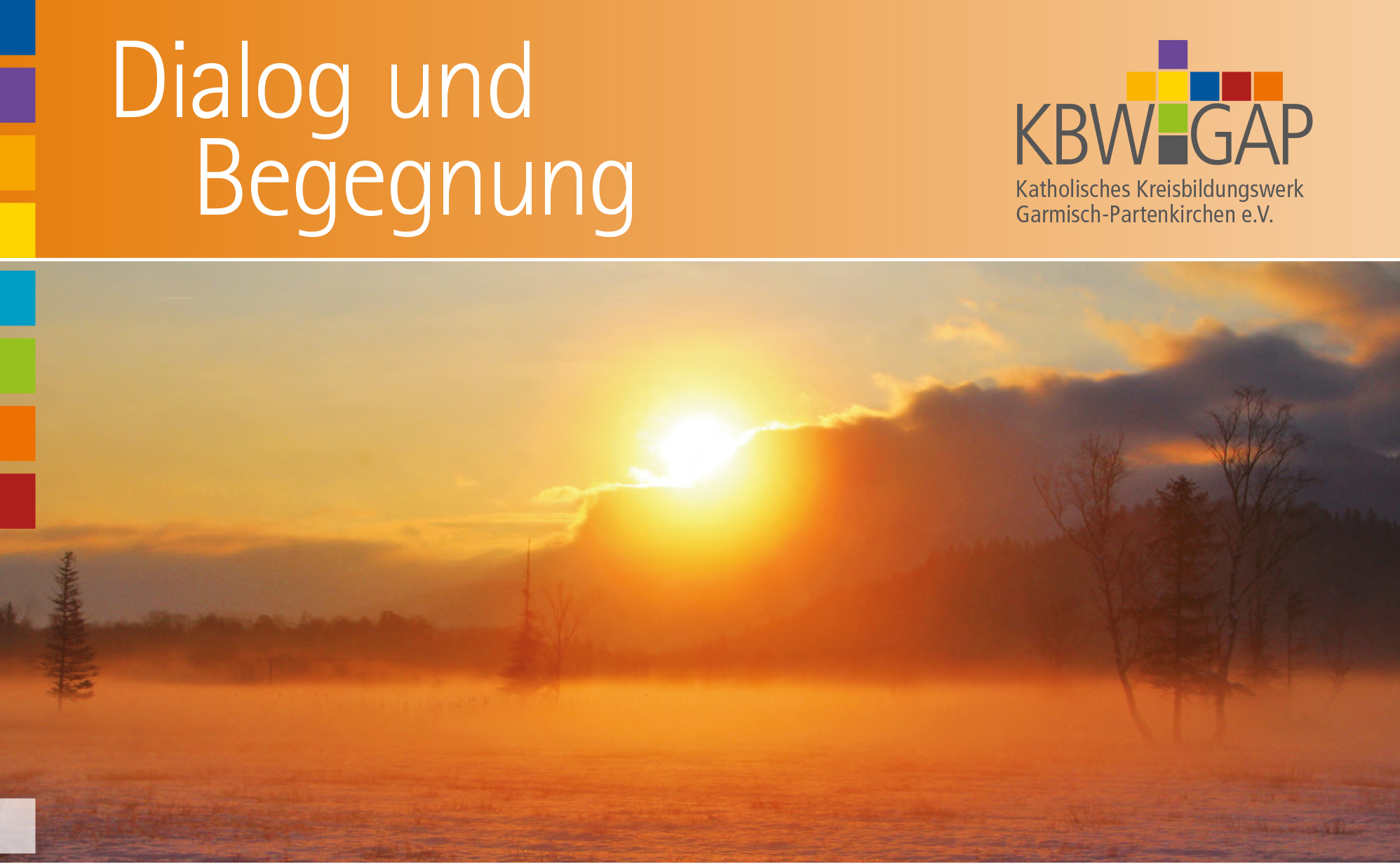 Titelbild des Herbst-Winter-Programms mit einem Sonnenuntergang hinter einem Berg