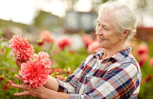 lachende Dame mit Blumen